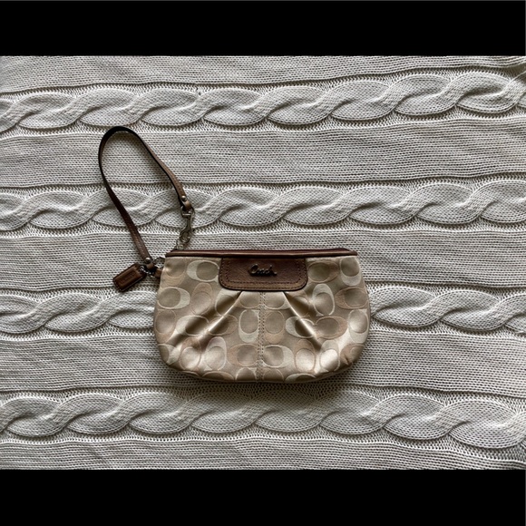 Coach Handbags - 🎄 Coach Wristlet